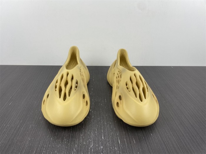  Arrenfashion  Arrenfashion Yeezy Foam Runner Desert Sand GV6843