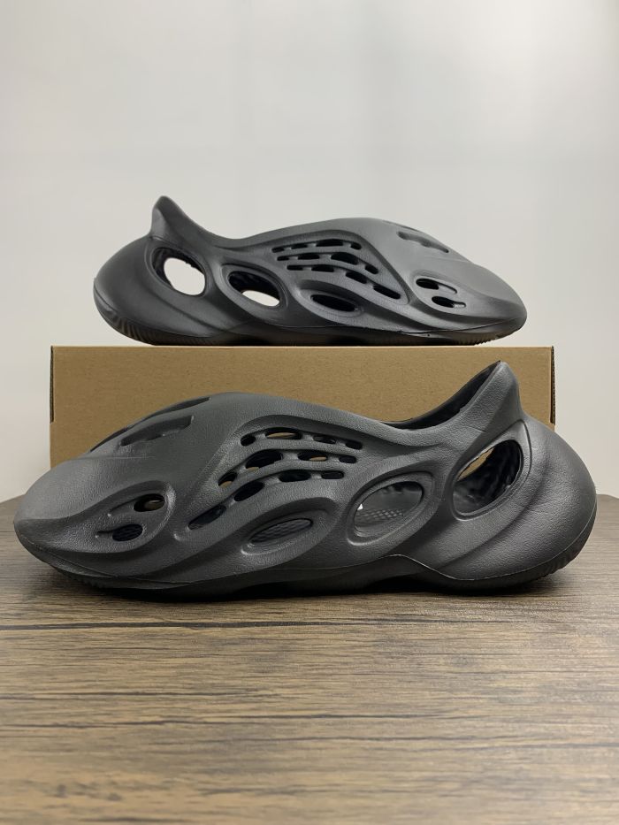  Arrenfashion  Arrenfashion Yeezy Foam Runner Onyx HP8739