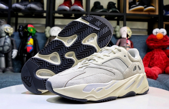  Arrenfashion  Arrenfashion Yeezy 700 Boost “Analog”