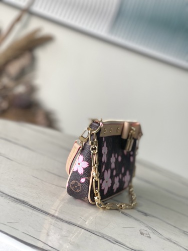 L*ouis V*uitton  Top Bag (maikesneakers)