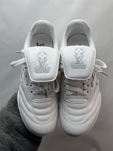 Men  Women  L*ouis V*uitton   Top Sneaker L*V Trainer