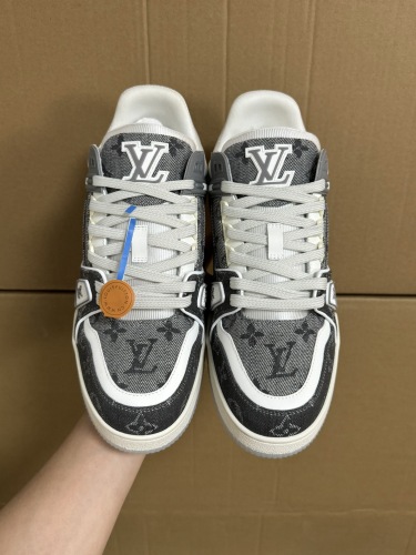 Men  Women  L*ouis V*uitton   Top Sneaker L*V Trainer