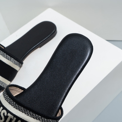 Women's embroidered flat slippers