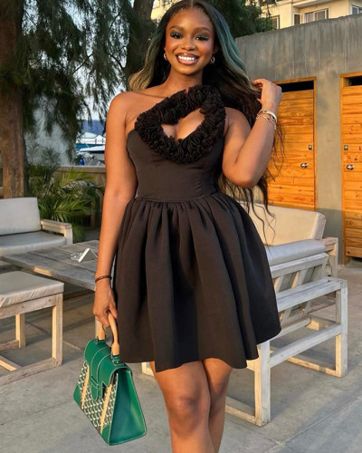 Solid color sexy sleeveless one shoulder hollow out black dress