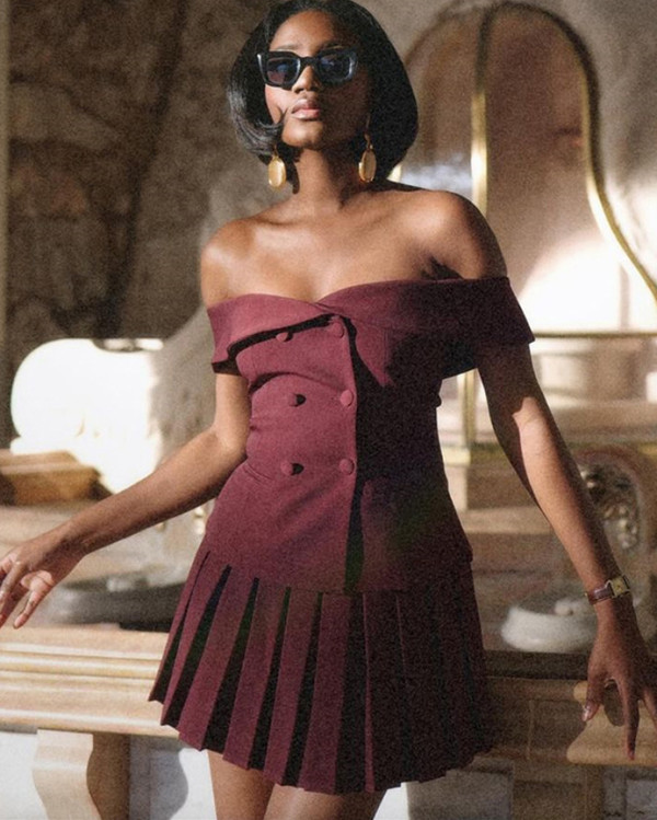 Fashionable off-shoulder double-breasted top and pleated skirt suit