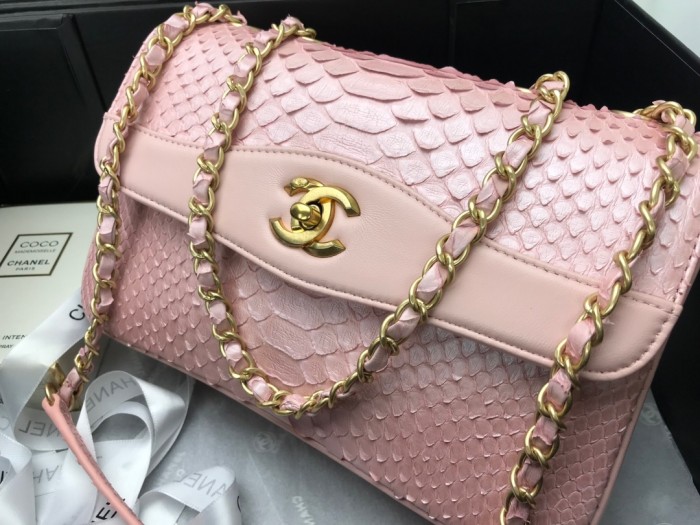 Handbag Chanel size 24.5cm*15.5cm*8.5 cm.