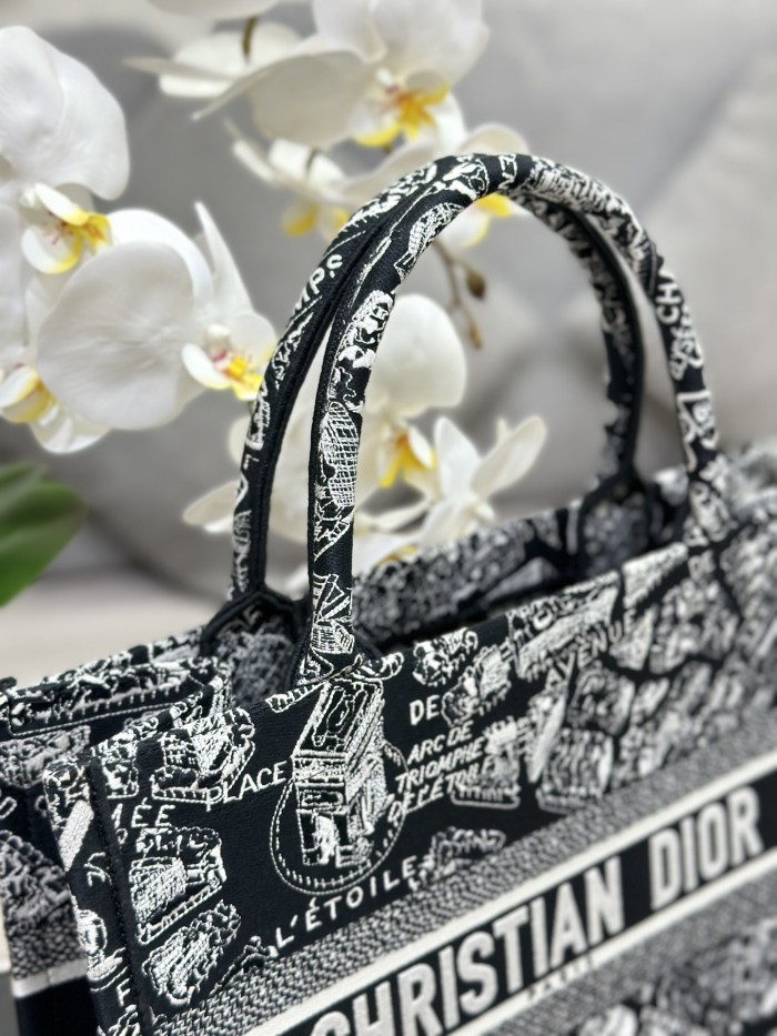 Handbag Dior M1286 size 36 x 27.5 x 16.5 cm