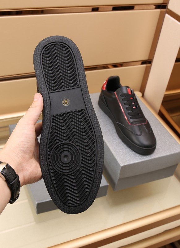 Prada Low Top sneaker 23