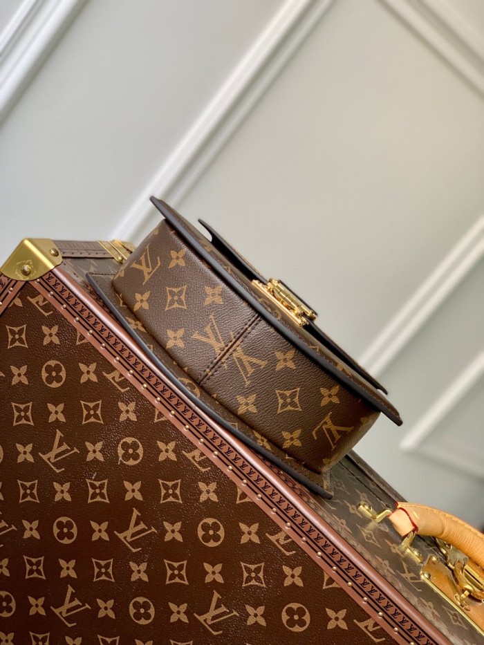 Handbag Louis Vuitton M46548 size 23.5cmx 16.5cmx 5cm