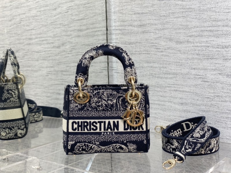 Handbag Dior size 𝟏𝟕 𝐜𝐦