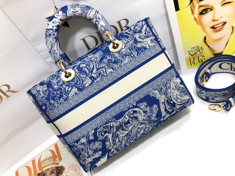 Handbag Dior M0566 size 32 x 25 x 11 cm