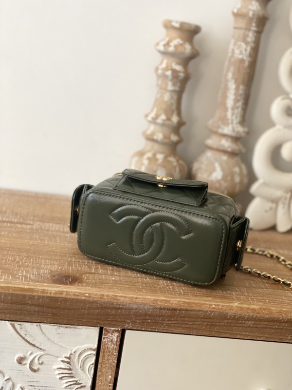 Handbag Chanel 68112 size 10*17*8.5 cm