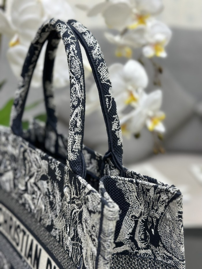 Handbag Dior M1286 size 36 x 27.5 x 16.5 cm