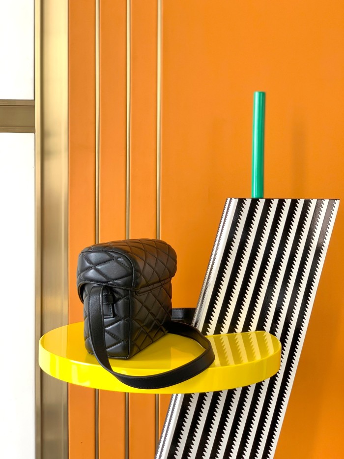 Handbags SAINT LAURENT 710080 size 19 X 15 X 8 cm