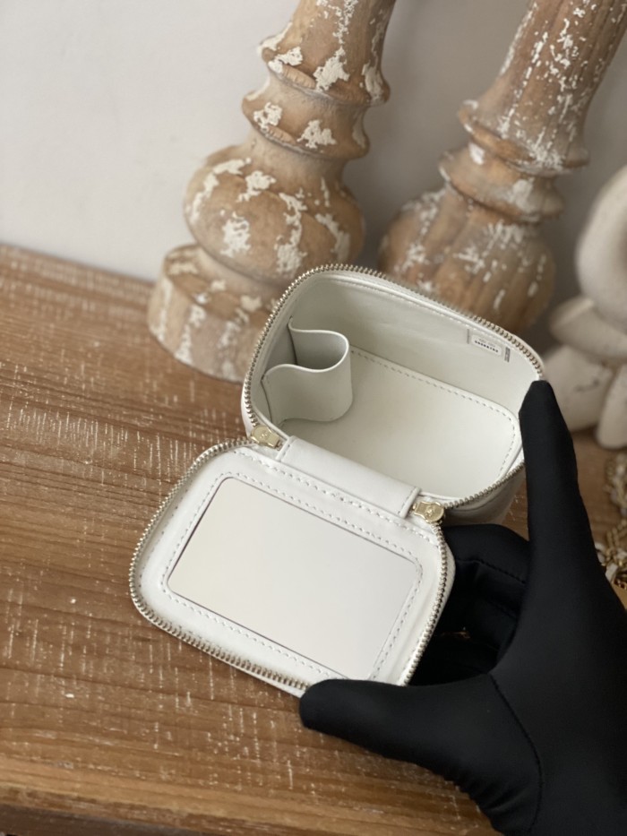 Handbag Chanel 81218 size 11 8.5 7 cm