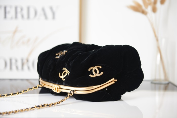 Handbag Chanel AS2137 size 16 27.5 14 cm