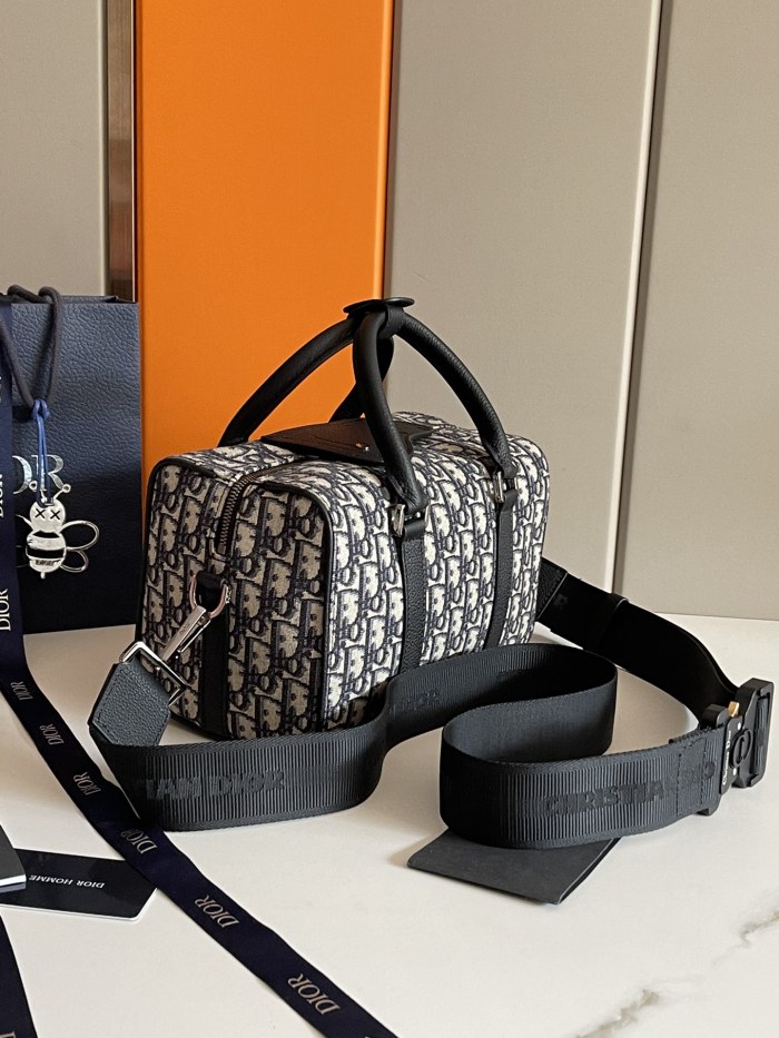 Handbag Dior 93337 size 26 x 16x 14.5 cm