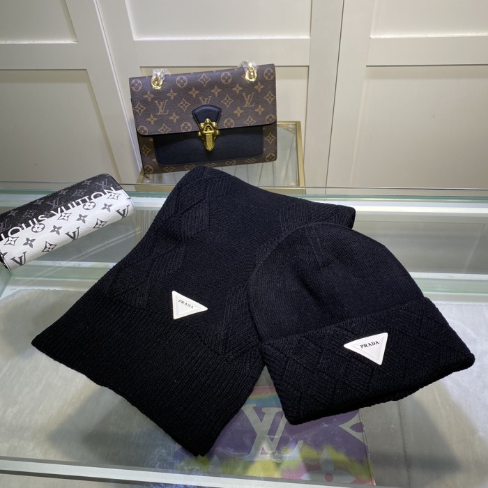 Hat & Scarf Prada 1