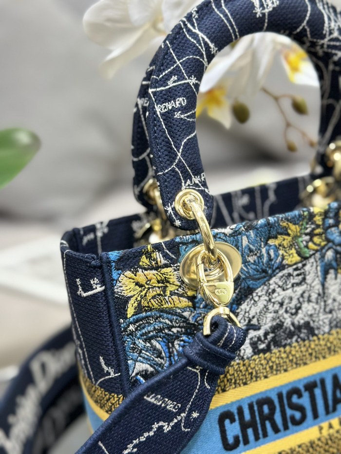 Handbag Dior M0565 size 24*20*11 cm