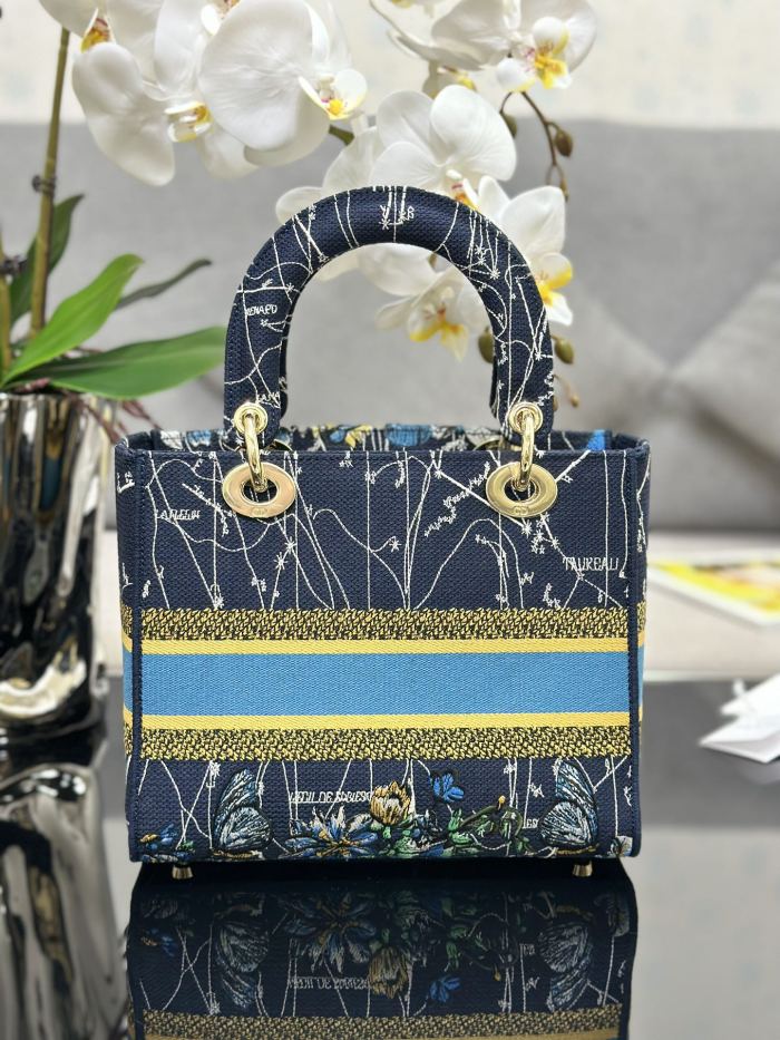 Handbag Dior M0565 size 24*20*11 cm