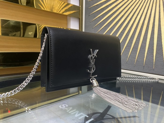 Handbags SAINT LAURENT 452159 size 19x12.5x4 cm