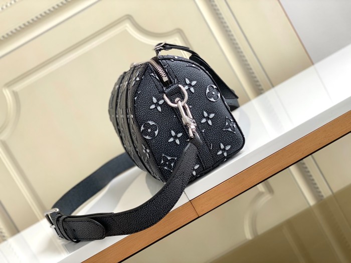 Handbag Louis Vuitton M21448 size 27x17x13 cm