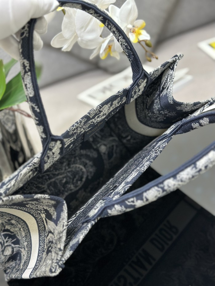 Handbag Dior M1286 size 36 x 27.5 x 16.5 cm