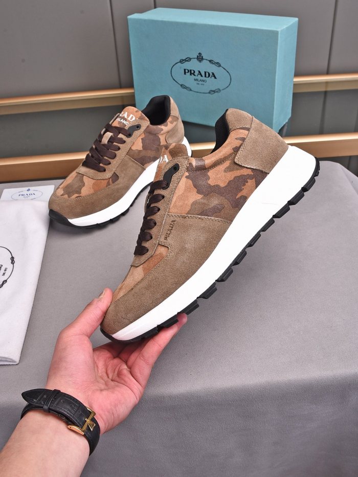 Prada Low Top sneaker 32