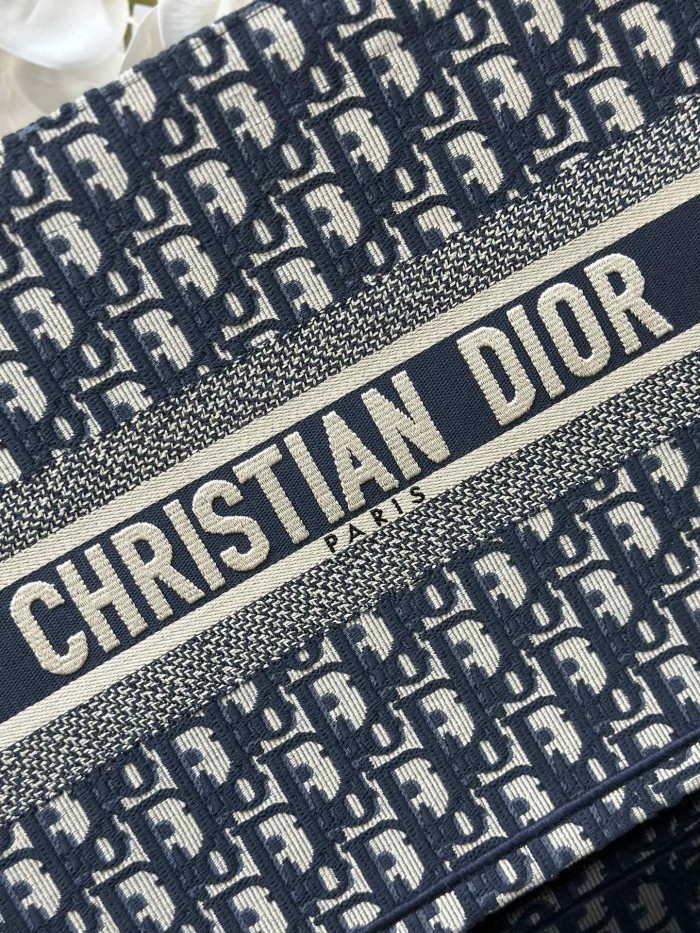 Handbag Dior M1286 size 36 x 27.5 x 16.5 cm