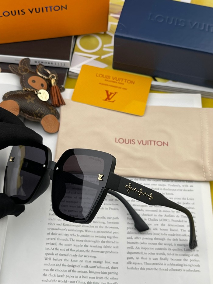 Sunglasses Louis Vuitton L1047