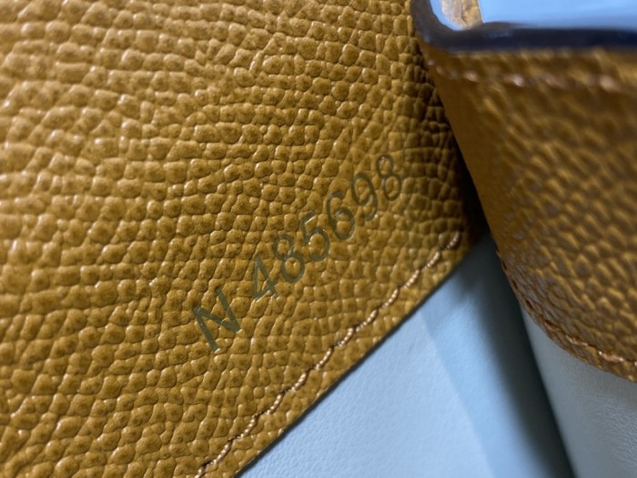 Handbag VALEXTRA size 𝟐𝟐*𝟏𝟔'𝟓*𝟏𝟐 𝐂𝐦