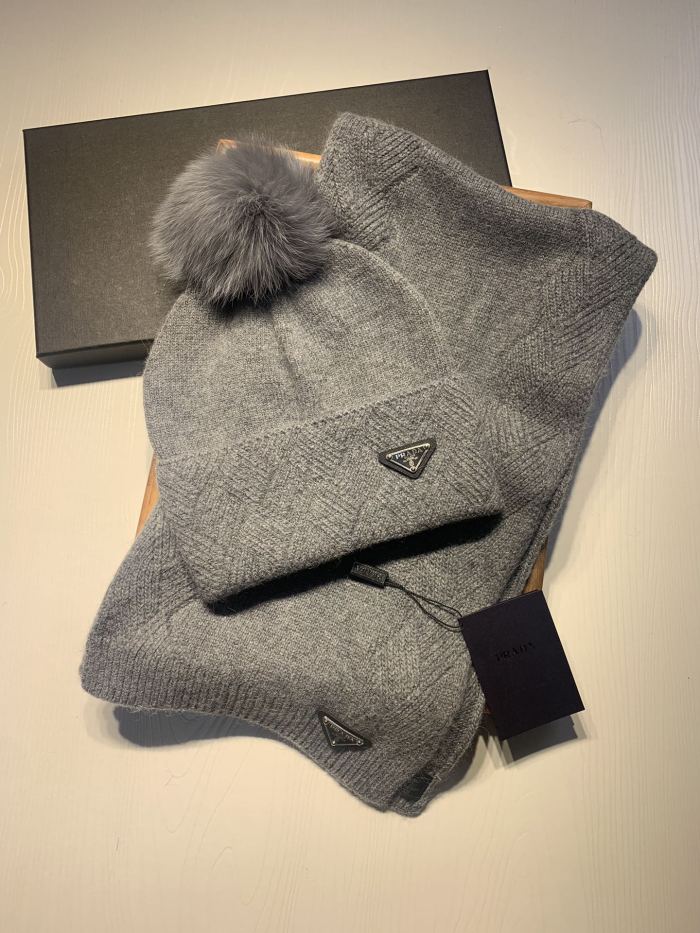 Hat & Scarf Prada 3