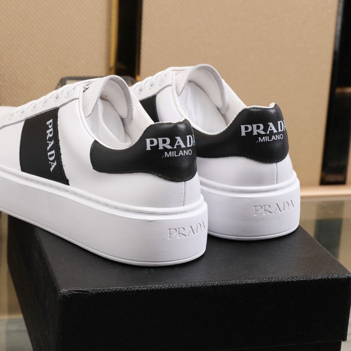 Prada Low Top sneaker 36