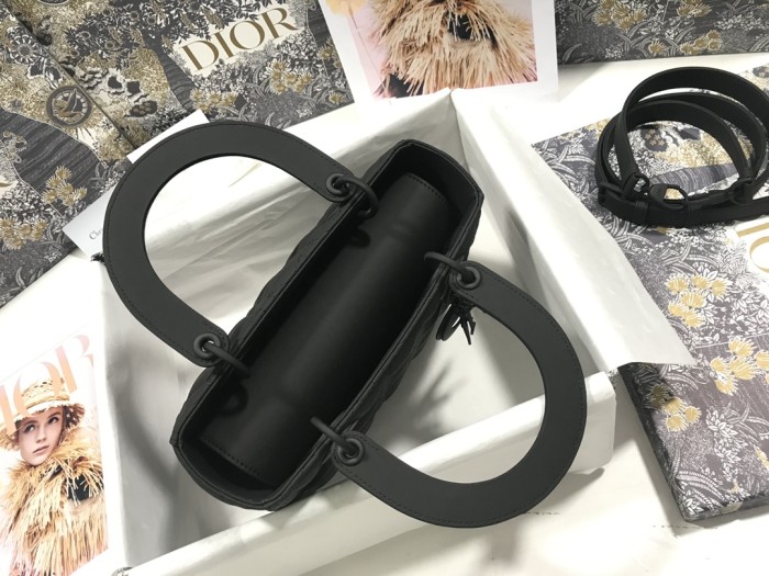 Handbag Dior M0565 size 24 x 20 x 11 cm