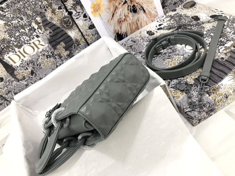 Handbag Dior M0540 size 26 x 13.5 x 5 cm