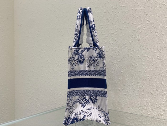 Handbag Dior size 26.5 x 21 x 14 cm