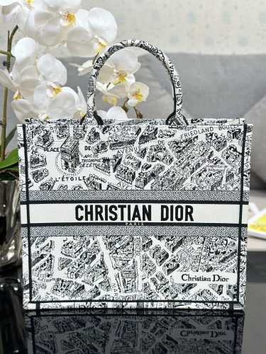 Handbag Dior M1286 size 42 x 35 x 18.5 cm