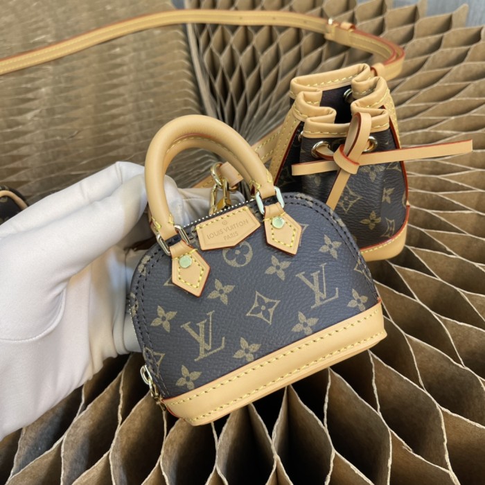 Handbag Louis Vuitton M81081 size 9×10 CM