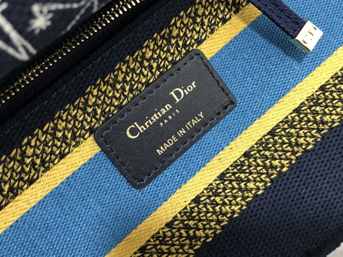 Handbag Dior M0565 size 24*20*11 cm