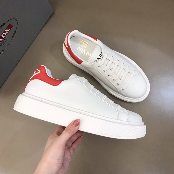 Prada Low Top sneaker 35
