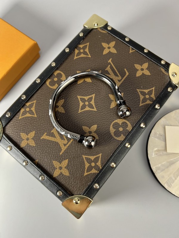 Clothes Louis Vuitton 96