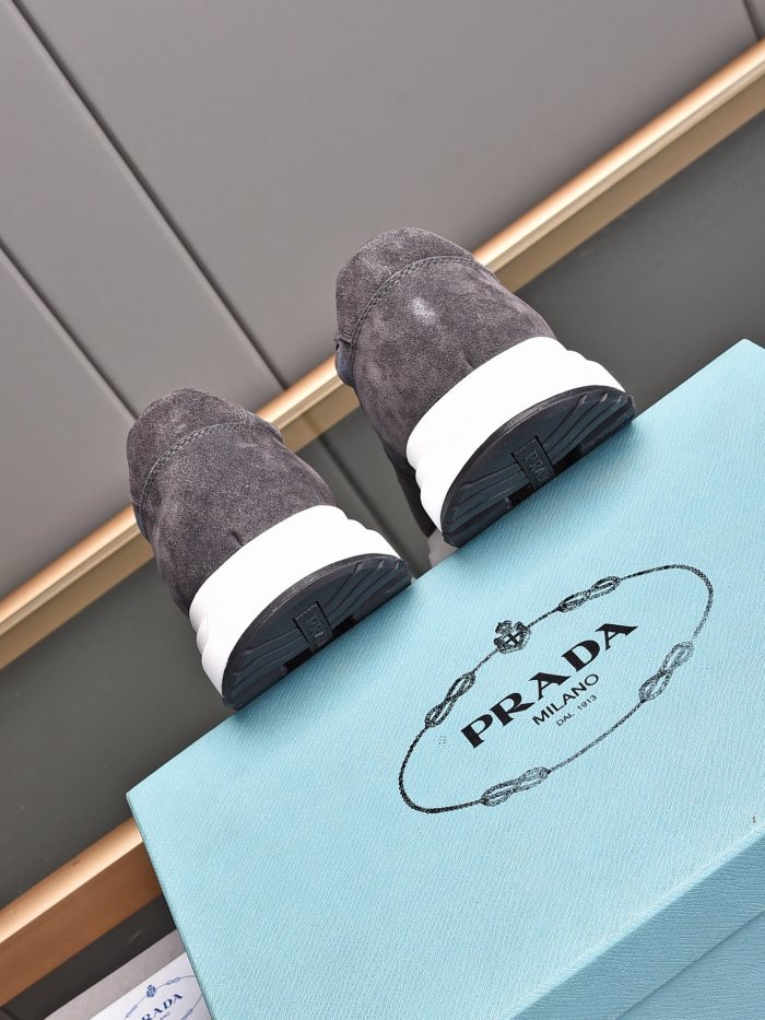 Prada Low Top sneaker 29