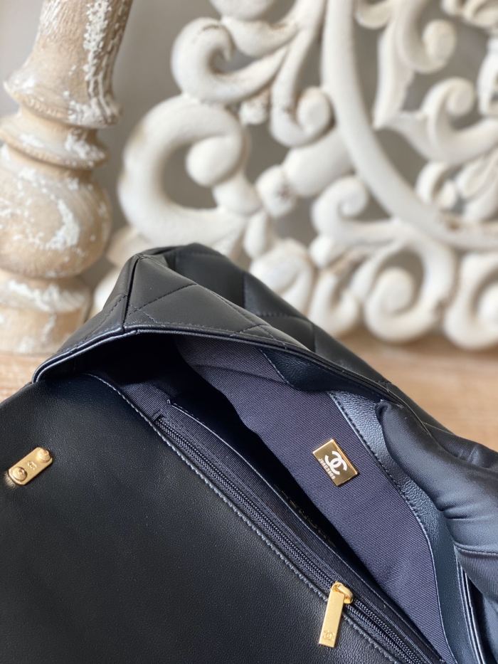 Handbag Chanel 3215 size 18*27*8 cm