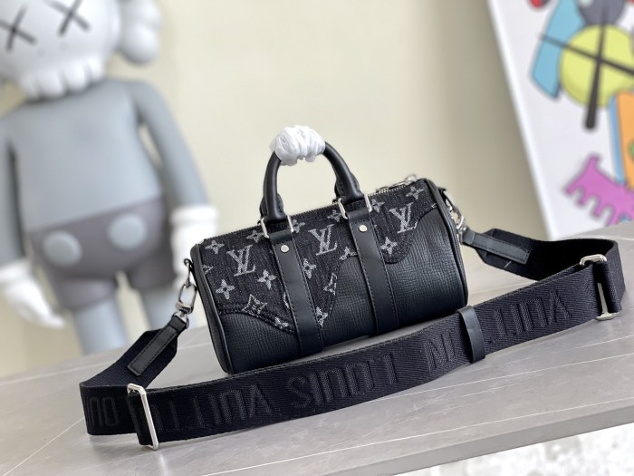 Handbag Louis Vuitton M81010 size 21×9×12cm