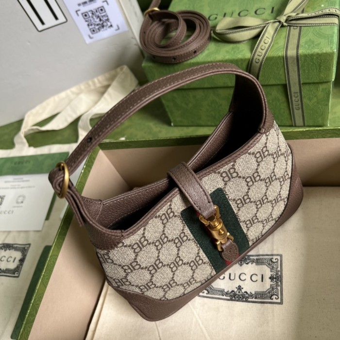 Handbag Gucci 680132 size 19*13*3 cm