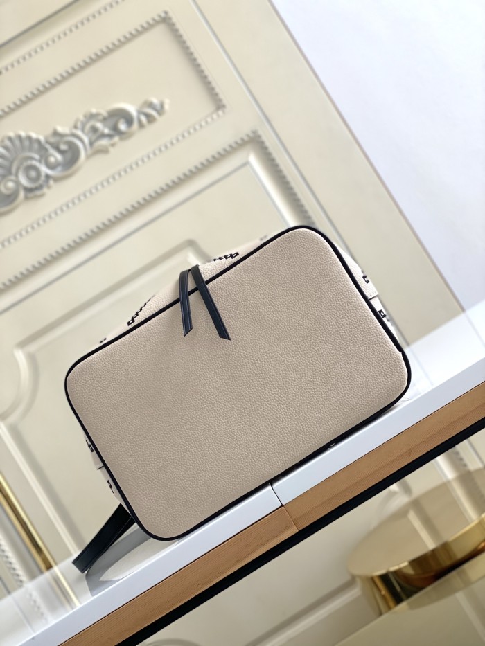 Handbag Louis Vuitton 46023 size 26 x 26 x 17.5 cm