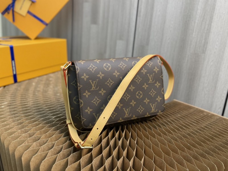 Handbag Louis Vuitton M51257 size 25x18x2.5cm