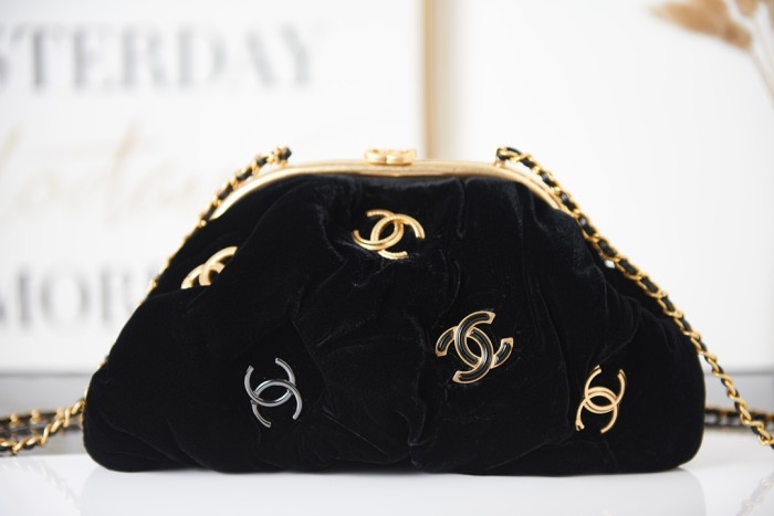 Handbag Chanel AS2137 size 16 27.5 14 cm
