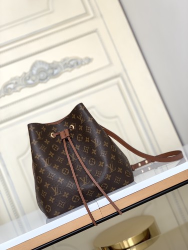Handbag Louis Vuitton M44022 size 26.0 x 22.0 x 27.0 cm