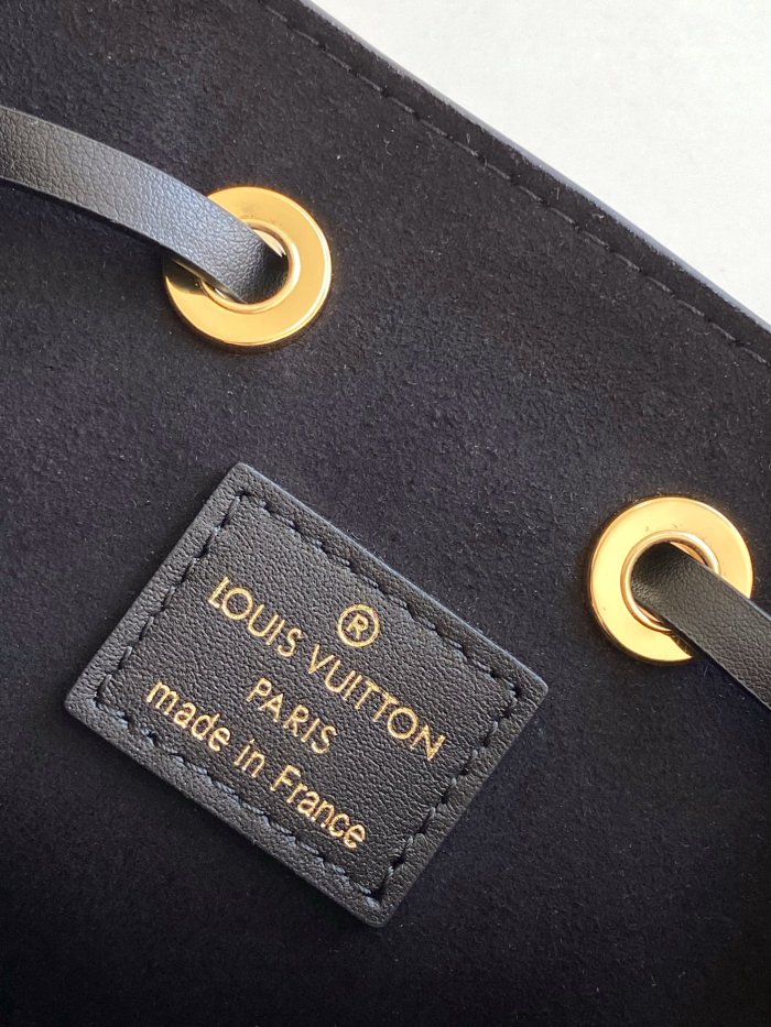 Handbag Louis Vuitton 44022 size 20 x 20 x 13 cm